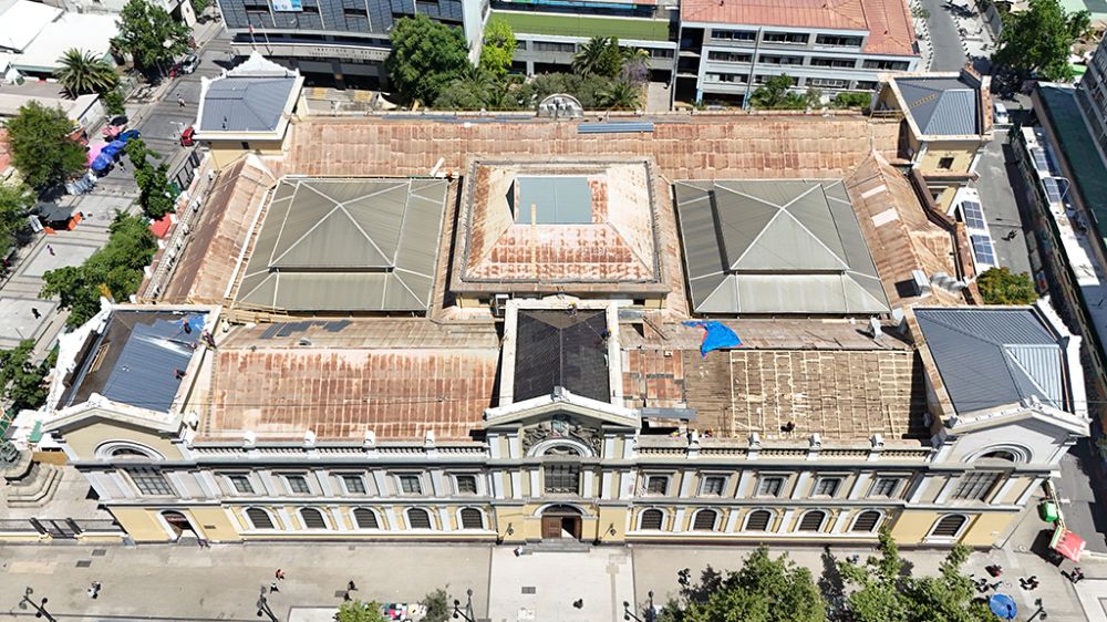 La reparación contempla el retiro de la cubierta del edificio junto a los forros, canaletas y bajadas de agua, los que serán reemplazada por paneles de acero zincado prepintado. 